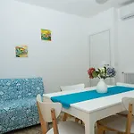 Trani - Close To The & Beautiful Garden דירה איסקיה