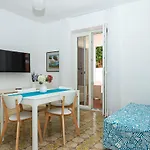 Trani - Close To The & Beautiful Garden דירה *