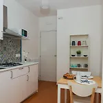 Trani - Close To The & Beautiful Garden דירה