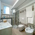 Trani - Close To The & Beautiful Garden דירה איסקיה