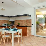 Trani - Close To The & Beautiful Garden דירה