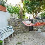 Trani - Close To The & Beautiful Garden דירה איסקיה