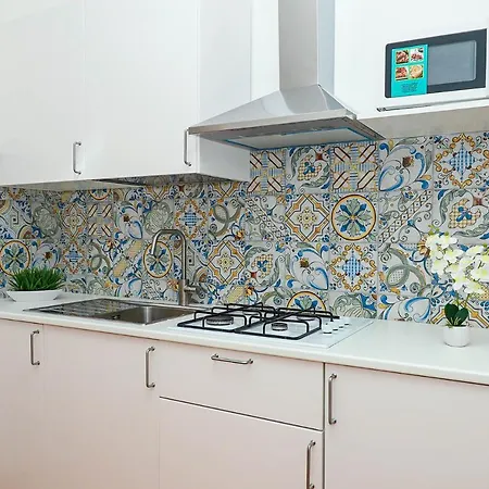 Trani - Close To The & Beautiful Garden Apartment