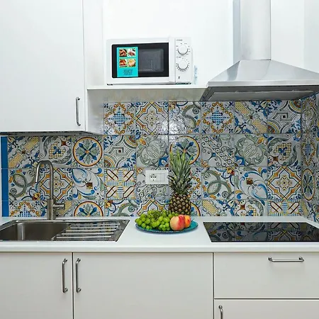 Trani - Close To The & Beautiful Garden Apartment