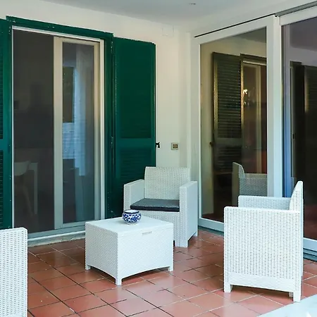 Trani - Close To The & Beautiful Garden Apartment